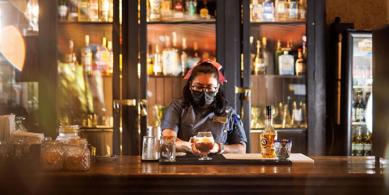 Real De Minas San Miguel De Allende Exterior photo A bartender at work